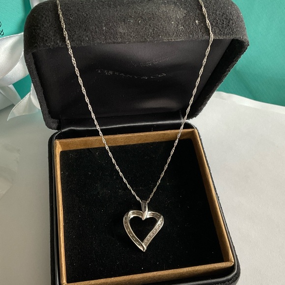 10k Solid goldHeart Necklace - Picture 1 of 10